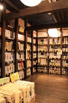 棚にはたくさんの新潟酒が.JPG