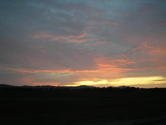 コルチン中旗の夕日高速道路より