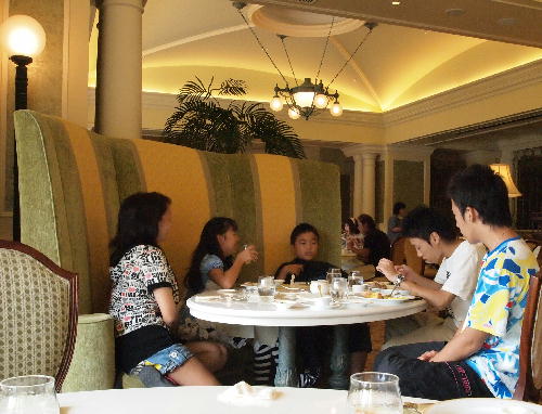 ディズニーランドホテル■ブッフェ・レストラン■シャーウッドガーデン