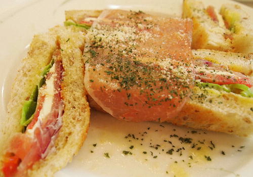 中野のカフェ「クロシェットカフェ」ワッフル・サンドイッチ