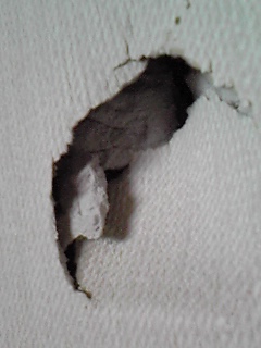 次男作製・壁の穴2