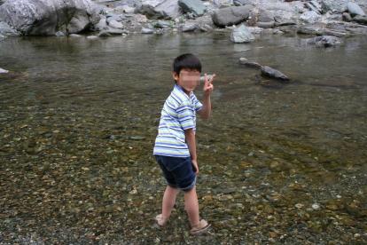 かずら橋の下で水遊び