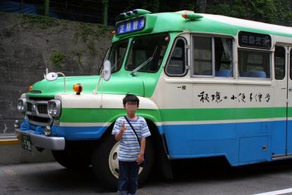 珍しいボンネットバスと記念写真