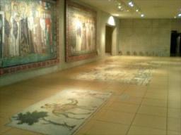 床にも陶板壁画