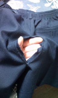 破れた三男制服ズボン