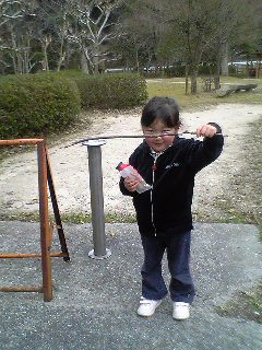 大好きな『棒』を持ってはい！チーズ右手にはお菓子と赤い双眼鏡