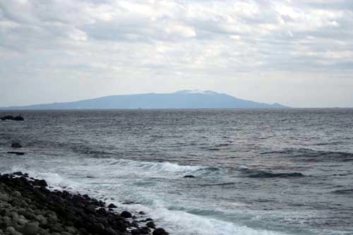 伊豆大島もポッカリと