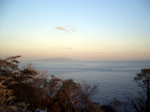 夕焼けが反対側の伊豆大島上空に映り込み