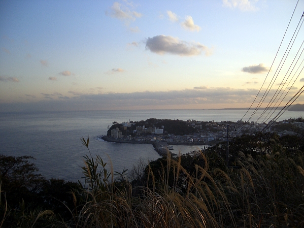 手前は稲取岬、奥は爪木崎、白浜も見えています。