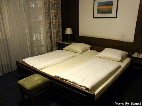 EUR162-Hotelベッド.jpg