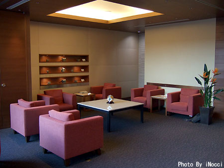 EUR009-NRT_CI-FirstLounge1.jpg