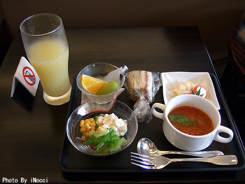 HKG018-LoungeMeal.jpg