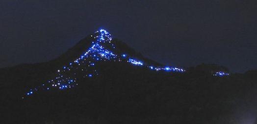 戸神山のライトアップ.JPG