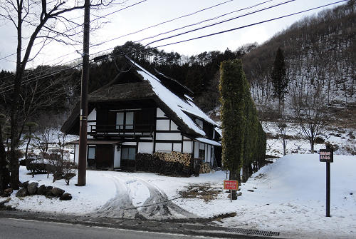 立派な茅葺屋根s.jpg