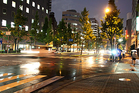 小雨降るなにわ筋