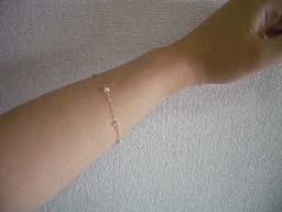 セデュＹＧアコヤケシ真珠チェーンブレス着用２