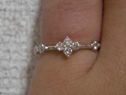 ベーネWGダイヤクアトロリング着用(アップ)