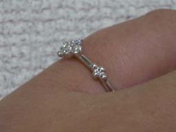 ベーネWGダイヤクアトロリング着用(斜め)