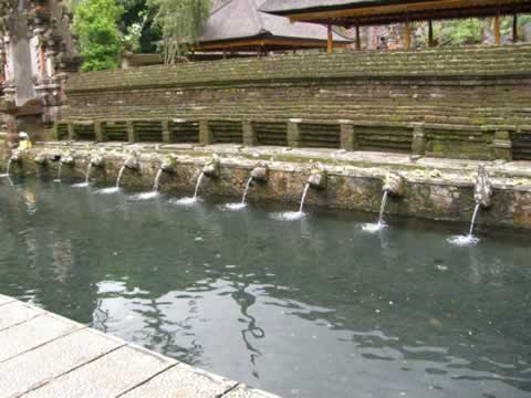 ティルタ・ウンプル寺院