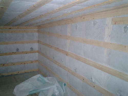 2階小屋裏収納断熱済み.jpg
