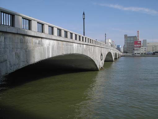 万代橋の橋側灯
