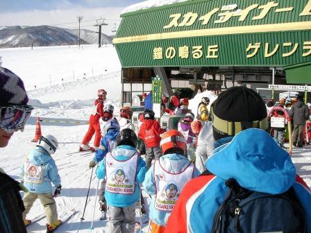 子供達は一人でリフトにバンバン乗りこんで行きます。