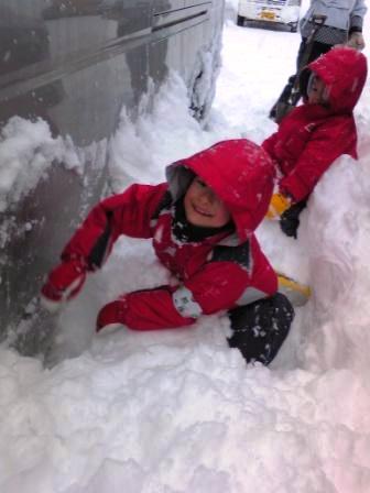 大雪の時は、雪の中から車を掘り出しました。マジで…