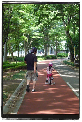 すももも自転車デビューです☆とっても上手でビックリしちゃいました!!うぬぬ、負けてはいられぬ～。