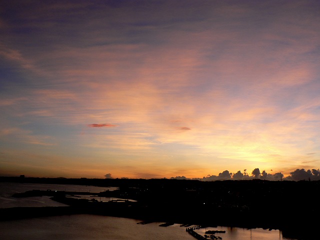 　赤い雲沖縄.jpg