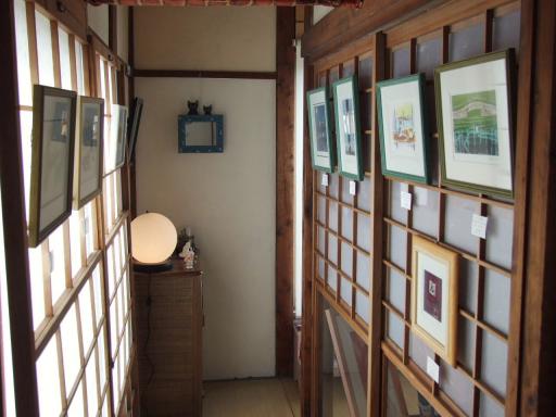 展示室の入口には渡辺さんから出品していただいた版画もいっぱい♪