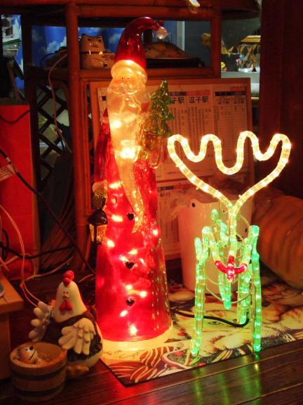 受付横では新たに加わったトナカイとのっぽのサンタさんがお出迎え