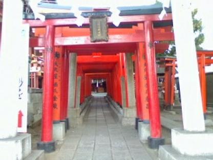 穴守稲荷の本殿脇にある鳥居