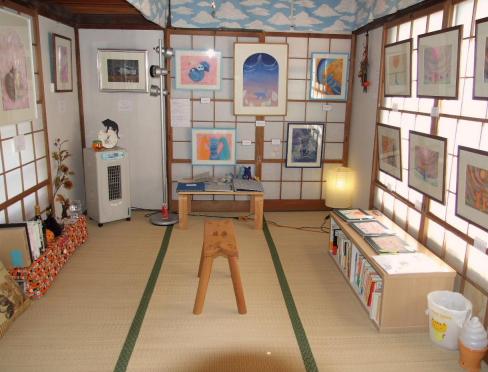 本日より開催の｢深津あさみ･夢紡猫物語｣の展示室２