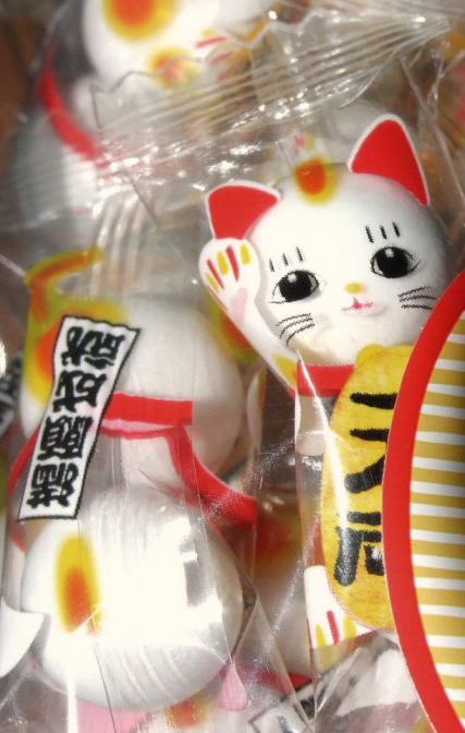 袋の中には可愛い招き猫がいっぱい！