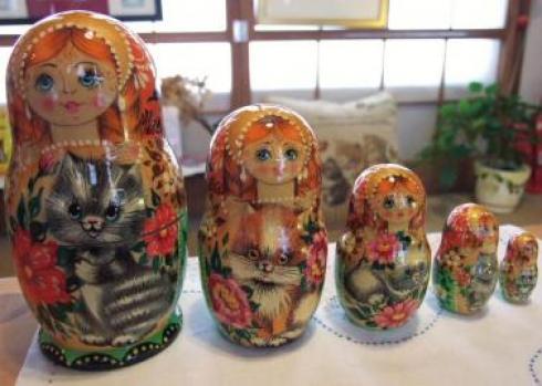人形のマトリョーシカも中まですべて猫を抱いています