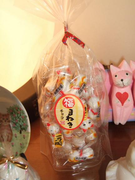福まねきチョコは２階展示室に行く途中の廊下の突き当たりに置いてあります