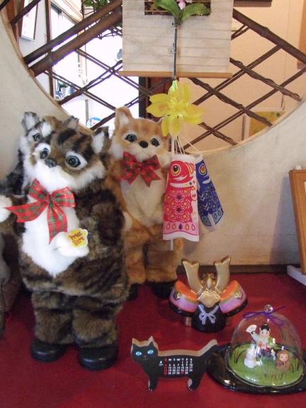 人気のダンシングキャットも鯉のぼりを持ってお出迎え