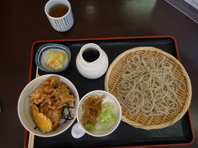 昼食は　蕎麦と鳥天丼のセット。