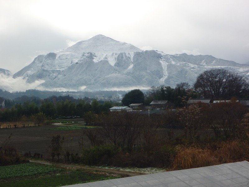 武甲山も　雪化粧。