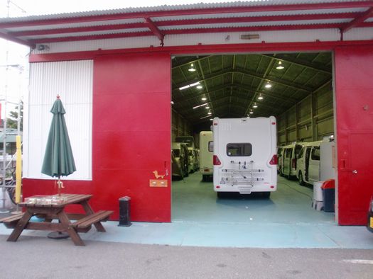 キャンピングカープラザ大阪屋内展示場