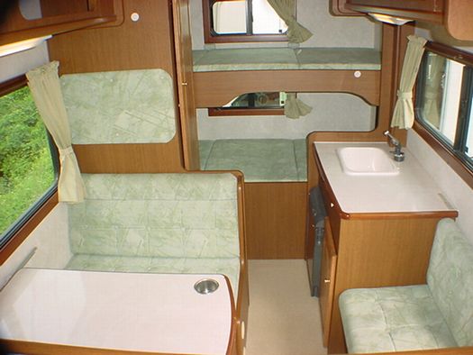カティルス中古車　常設２段ベッド仕様です。