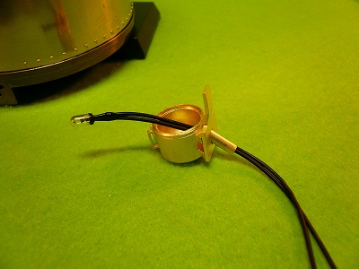 前照灯(真鍮)に電球を仕込む写真