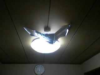 実際のシャンデリア（天ぷらガード風パルテノン・デザインレプリカ）←嘘