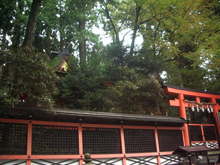 金堂横の神社