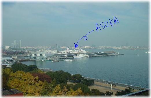 ホテルの窓から望む港