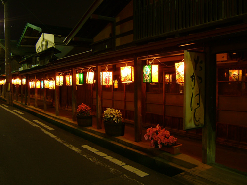 夜のこみせ通り