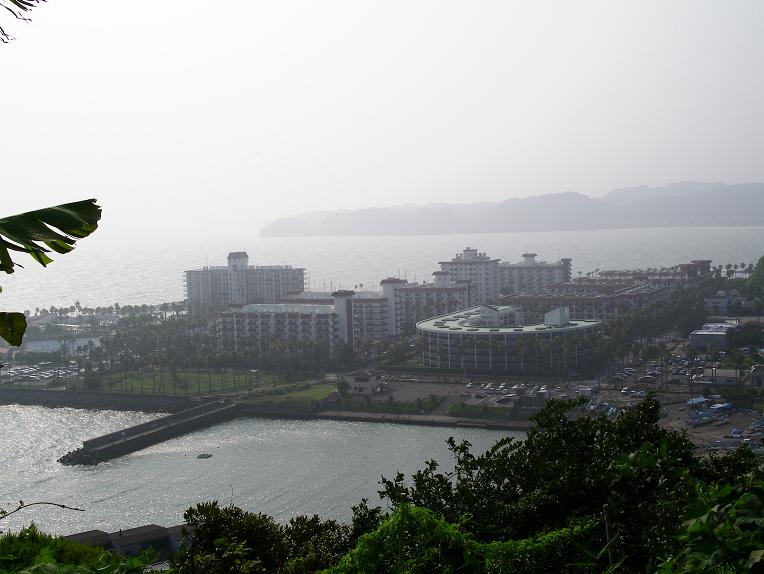 大崎公園から見た逗子マリーナと湘南の海