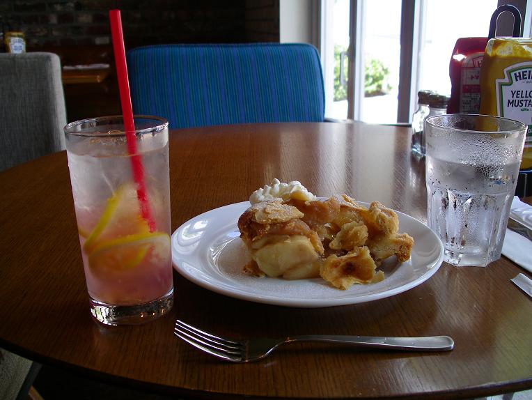 桜木町駅前Bubby'sのアップルパイとピンクレモネード