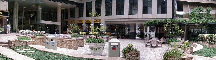 西新宿三井ビルディング　内の パティオ