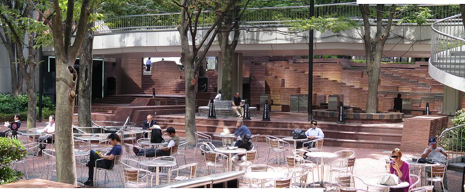 新宿三井ビルディング 内の中庭